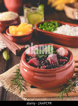 Feijoada (stufato di fagioli) - brasiliano del cibo tradizionale Foto Stock