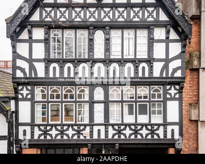 Vista dalle mura cittadine della vecchia graticcio house di Chester Cheshire Regno Unito Foto Stock