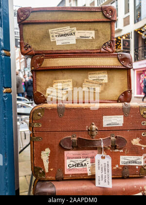 Pila di vecchia ferrovia steamer trunk con la stazione ferroviaria di etichette di destinazione Foto Stock