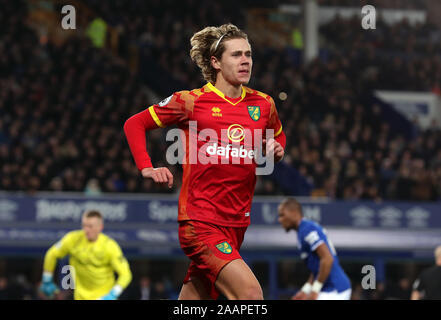 Norwich City's Todd Cantwell celebra il suo punteggio i lati pugno obiettivo durante il match di Premier League a Goodison Park di Liverpool. Foto Stock