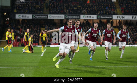 Burnley's Chris Wood (centro) punteggio celebra il suo lato del primo obiettivo del gioco durante il match di Premier League a Vicarage Road, Watford. Foto Stock