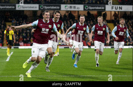 Burnley's Chris Wood (centro) punteggio celebra il suo lato del primo obiettivo del gioco durante il match di Premier League a Vicarage Road, Watford. Foto Stock