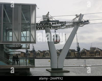 Un cavo-car lascia il Royal Docks della stazione di partenza degli Emirati tubazione dell'aria di traversata per attraversare il Tamigi per la penisola di Greenwich & Canary Wharf. Foto Stock