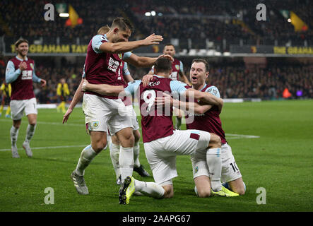 Burnley's Chris Wood (centro) punteggio celebra il suo lato del primo obiettivo del gioco durante il match di Premier League a Vicarage Road, Watford. Foto Stock