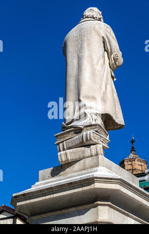 La parte posteriore della statua di Niccolò Tommaseo in Campo Santo Stefano, Venezia, Italia che mostra i titoli dei libri su cui si erge Foto Stock