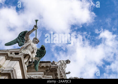Trumpeting angelo sulla facciata della chiesa di Santa Maria del Giglio (Chiesa di Santa Maria del Giglio), Campo Santa Maria Zobenigo, Venezia, Italia Foto Stock