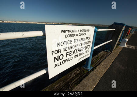 Un segno sul Weymouth piacere Pier indicando che non la sfumatura è consentito. La sfumatura è un metodo di pesca, generalmente per sgombro, che coinvolge Foto Stock