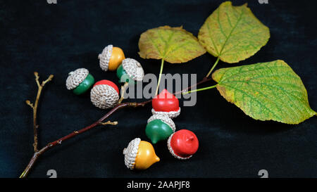 Parco naturale de los alcornocales decorativa sul ramo con foglie di autunno Foto Stock