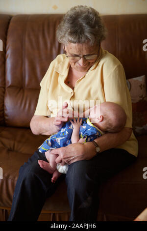 Grande nonna con il bambino Foto Stock