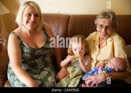 Grande nonna con i nipoti Foto Stock