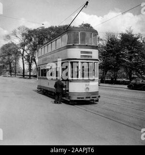 Sheffield Corporation Standard Tram n. 294 al capolinea e andando sul percorso di Vulcan Road. Immagine presa durante gli anni cinquanta. Si prega di notare che a causa dell'età dell'immagine, ci possono essere delle imperfezioni che mostra. Foto Stock