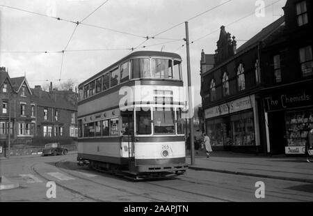 Sheffield Corporation Standard Tram n. 265 sulla pagina Hall Road e sulla strada per il centro della città tramite Saville Street. Immagine presa durante gli anni cinquanta. Foto Stock