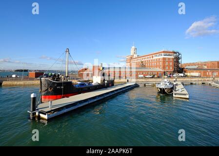 Il VIC 56 sistema di cottura a vapore e il lancio di RAF 102 ormeggiata presso lo Storico Cantiere Navale di Portsmouth Porto, Hampshire England Regno Unito Foto Stock