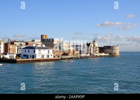 Il vecchio e di edifici di interesse storico con entrata a Portsmouth Porto come visto dal passaggio di un battello Inghilterra Hampshire REGNO UNITO Foto Stock