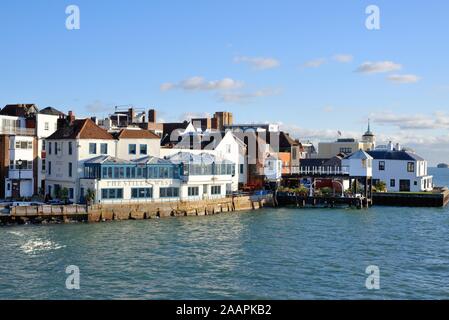 Il vecchio e di edifici di interesse storico con entrata a Portsmouth Porto come visto dal passaggio di un battello Inghilterra Hampshire REGNO UNITO Foto Stock