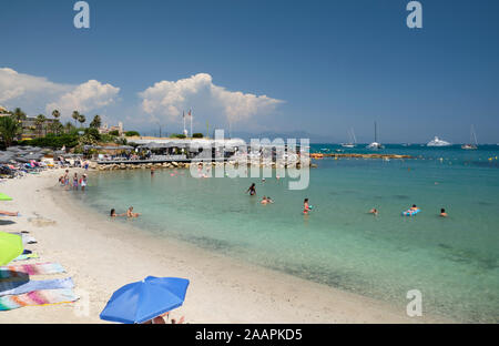Vista sulla spiaggia di Antibes e sul Royal Beach lounge in una giornata di sole con cielo blu Foto Stock