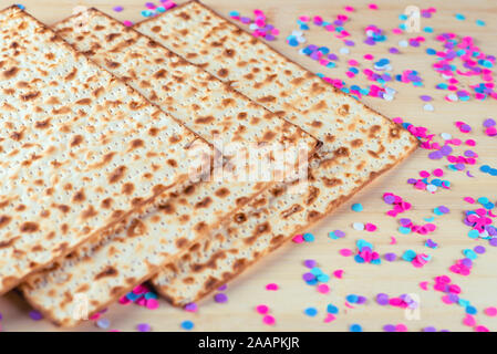 Festa di Pasqua concetto. Matzah e coriandoli felice sfondo colorato per Pesach ebreo vacanza. Foto Stock