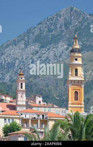 Vista della città di Mentone con torri della chiesa Menton Francia del sud Foto Stock