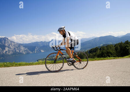 Mann mit dem Rennrad in alpiner Landschaft Foto Stock