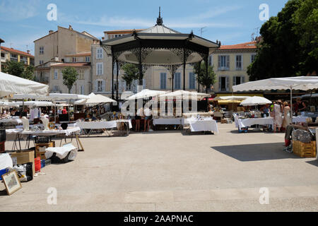 Giornata di mercato artigianale nella città vecchia di Antibes con bandstand sullo sfondo Foto Stock