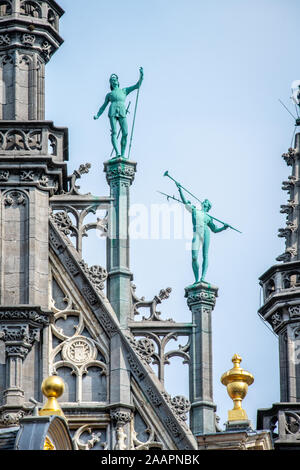 Statue in cima al tetto del Bruxelles" del Museo della città di Bruxelles, Belgio. Foto Stock