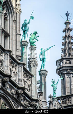 Statue in cima al tetto del Bruxelles" del Museo della città di Bruxelles, Belgio. Foto Stock