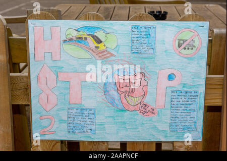 HS2 opposizione segni dipinti dai bambini della scuola in Wendover, Buckinghamshire, UK. Il 27 febbraio, 2012. Anti rete ferroviaria ad alta velocità HS2 segni di opposizione sono state collocate al di fuori di un pub di Wendover vicino a dove il nuovo collegamento ferroviario sarà passata. Molti residenti locali si sono opposti al progetto di HS2 collegamento ferroviario ad alta velocità da Londra a Birmingham come si dovrebbe comportare la distruzione della campagna, gli habitat rurali e antichi boschi. Credito: Maureen McLean/Alamy Foto Stock