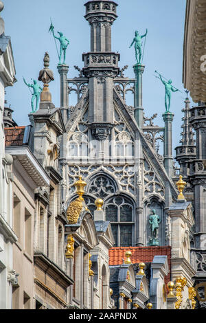 Statue in cima al tetto del Bruxelles" del Museo della città di Bruxelles, Belgio. Foto Stock