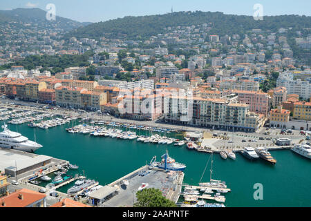 Vista del porto di Nizza e dalla Promenade da Castle Hill high viewpoint Foto Stock