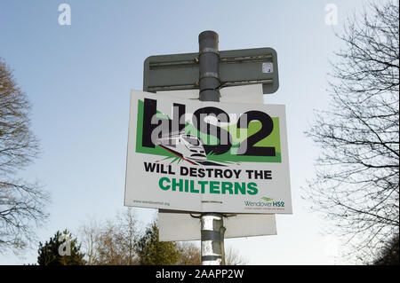 HS2 opposizione firmano vicino Wendover nel Buckinghamshire, UK. Il 1 febbraio, 2012. Un numero della rete ferroviaria ad alta velocità HS2 segni di opposizione sono stati posizionati nei campi e su edifici nella contea di Buckinghamshire. Molti residenti locali si sono opposti al progetto di HS2 collegamento ferroviario ad alta velocità da Londra a Birmingham come si dovrebbe comportare la distruzione della campagna, gli habitat rurali e antichi boschi. Credito: Maureen McLean/Alamy Foto Stock