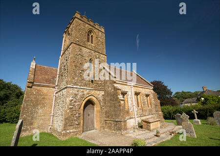 St Giles' chiesa nel piccolo villaggio di Hooke nel Dorset in una giornata di sole sotto un cielo blu. Il Dorset England Regno Unito GB Foto Stock