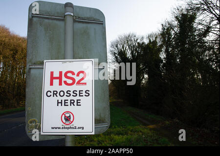 HS2 opposizione firmano vicino Wendover nel Buckinghamshire, UK. Il 1 febbraio, 2012. Un numero della rete ferroviaria ad alta velocità HS2 segni di opposizione sono stati posizionati nei campi e su edifici nella contea di Buckinghamshire. Molti residenti locali si sono opposti al progetto di HS2 collegamento ferroviario ad alta velocità da Londra a Birmingham come si dovrebbe comportare la distruzione della campagna, gli habitat rurali e antichi boschi. Credito: Maureen McLean/Alamy Foto Stock