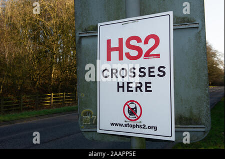 HS2 opposizione firmano vicino Wendover nel Buckinghamshire, UK. Il 1 febbraio, 2012. Un numero della rete ferroviaria ad alta velocità HS2 segni di opposizione sono stati posizionati nei campi e su edifici nella contea di Buckinghamshire. Molti residenti locali si sono opposti al progetto di HS2 collegamento ferroviario ad alta velocità da Londra a Birmingham come si dovrebbe comportare la distruzione della campagna, gli habitat rurali e antichi boschi. Credito: Maureen McLean/Alamy Foto Stock