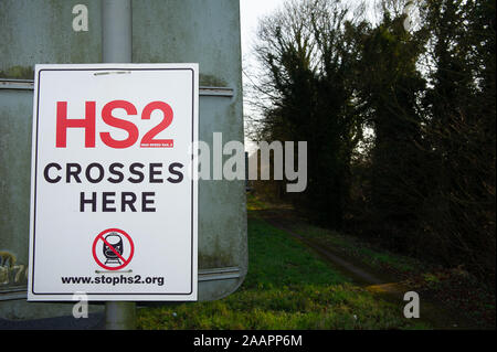 HS2 opposizione firmano vicino Wendover nel Buckinghamshire, UK. Il 1 febbraio, 2012. Un numero della rete ferroviaria ad alta velocità HS2 segni di opposizione sono stati posizionati nei campi e su edifici nella contea di Buckinghamshire. Molti residenti locali si sono opposti al progetto di HS2 collegamento ferroviario ad alta velocità da Londra a Birmingham come si dovrebbe comportare la distruzione della campagna, gli habitat rurali e antichi boschi. Credito: Maureen McLean/Alamy Foto Stock