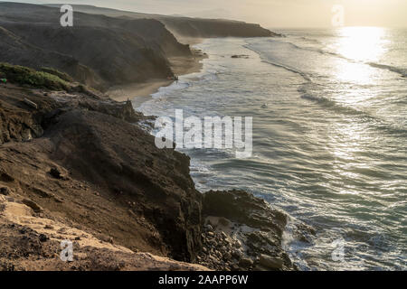 Bel tramonto sulla costa di Playa La Pared a Fuerteventura, Isole Canarie, Spagna Foto Stock