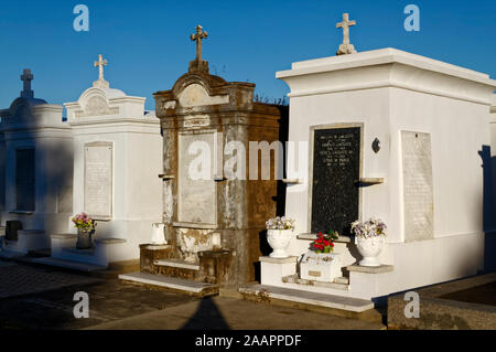 San Luigi #3 cimitero; stabilito 1854, sopra la superficie del suolo mausolei, grave siti, tombe, morto, contrasti di luce e ombra, pulito e sporco, New Orleans; Foto Stock