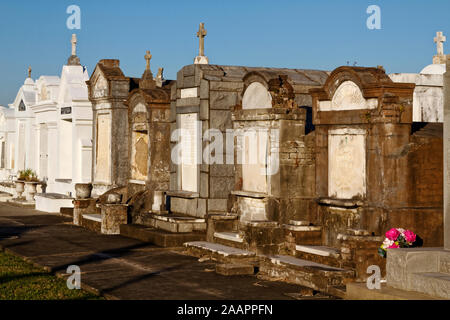 San Luigi #3 cimitero; stabilito 1854, al di sopra del suolo mausolei; grave siti; tombe; morta; contrasto, sporco e pulito, New Orleans; LA; USA; autunno; h Foto Stock