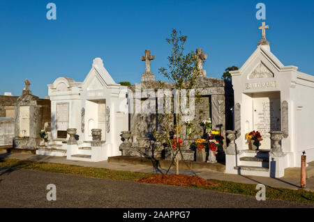 San Luigi #3 cimitero; stabilito 1854, al di sopra del suolo mausolei; grave siti; tombe; morta; bianco, marrone chiaro, fiori, New Orleans; LA; USA; autunno; Foto Stock