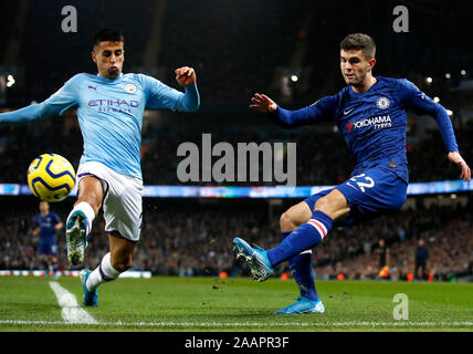 Manchester City's Joao Cancelo (sinistra) e del Chelsea Pulisic cristiana battaglia per la palla durante il match di Premier League al Etihad Stadium e Manchester. Foto Stock