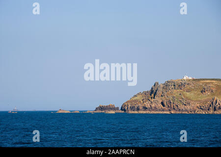 La fine della terra: Gwennap Testa, Land's End, Cornwall, Regno Unito su una tranquilla giornata estiva, da seaward Foto Stock