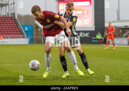 Academy Stadium, Northampton, Regno Unito. Sabato 23 novembre 2019. Northampton Town di Andy Williams è contestata da Grimsby Town Harry Davis durante la prima metà del cielo scommettere League 2 match tra Northampton Town e Grimsby Town al PTS Academy Stadium, Northampton sabato 23 novembre 2019. (Credit: John Cripps | MI News) La fotografia può essere utilizzata solo per il giornale e/o rivista scopi editoriali, è richiesta una licenza per uso commerciale Credito: MI News & Sport /Alamy Live News Foto Stock