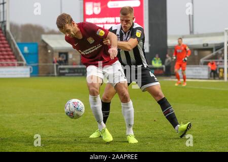 Academy Stadium, Northampton, Regno Unito. Sabato 23 novembre 2019. Northampton Town di Andy Williams è contestata da Grimsby Town Harry Davis durante la prima metà del cielo scommettere League 2 match tra Northampton Town e Grimsby Town al PTS Academy Stadium, Northampton sabato 23 novembre 2019. (Credit: John Cripps | MI News) La fotografia può essere utilizzata solo per il giornale e/o rivista scopi editoriali, è richiesta una licenza per uso commerciale Credito: MI News & Sport /Alamy Live News Foto Stock