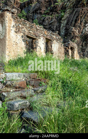 Edificio rovinato, Van Patten di montagna del Camp (ca. 1800s), vicino a Dripping Springs, montagne Organ, Nuovo Messico USA Foto Stock