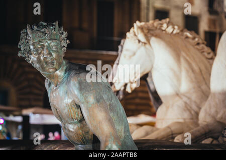 Dettaglio di satiro statua in bronzo 1575 del Giambologna, fontana di Nettuno a Piazza della Signoria, Firenze Foto Stock