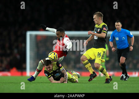 Emirates Stadium, Londra sabato 23 novembre 2019. Londra, Inghilterra - Novembre 23RD Pierre-Emile Hojbjerg di Southampton contestata da Alexandre Lacazette dell'Arsenal durante il match di Premier League tra l'Arsenal e Southampton all'(credito: Leila Coker | MI News) La fotografia può essere utilizzata solo per il giornale e/o rivista scopi editoriali, è richiesta una licenza per uso commerciale Credito: MI News & Sport /Alamy Live News Foto Stock