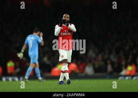 Emirates Stadium, Londra sabato 23 novembre 2019. Londra, Inghilterra - Novembre 23RD Alexandre Lacazette dell'Arsenal plaude all'Arsenal fan dopo il match di Premier League tra l'Arsenal e Southampton all'(credito: Leila Coker | MI News) La fotografia può essere utilizzata solo per il giornale e/o rivista scopi editoriali, è richiesta una licenza per uso commerciale Credito: MI News & Sport /Alamy Live News Foto Stock