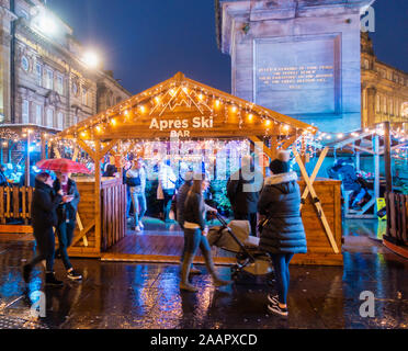 Newcastle upon Tyne, Inghilterra, Regno Unito. 23 Novembre, 2019. Meteo: Nonostante un giorno di pioggia pesante, agli acquirenti di fare la maggior parte del mercato di Natale, Apres Ski Bar e Luna Park nel centro cittadino di Newcastle. Credito: Alan Dawson /Alamy Live News Foto Stock