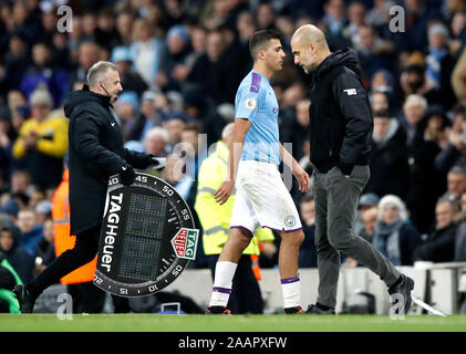 Manchester City's Rodrigo (centro) dopo essere stato sostituito durante il match di Premier League al Etihad Stadium e Manchester. Foto Stock