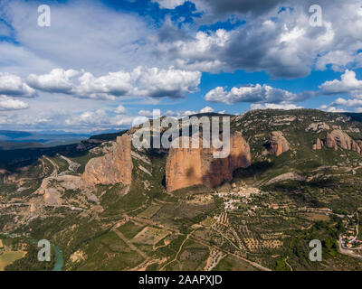 Vista aerea del Mallos de Riglos, un set di conglomerato formazioni rocciose in Spagna Foto Stock