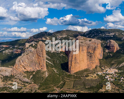 Vista aerea del Mallos de Riglos, un set di conglomerato formazioni rocciose in Spagna Foto Stock